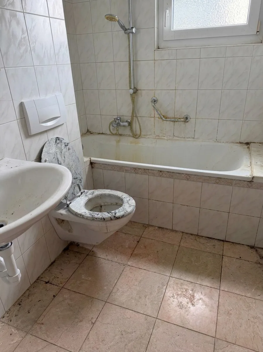 Badezimmer vor der Reinigung — verschmutzt