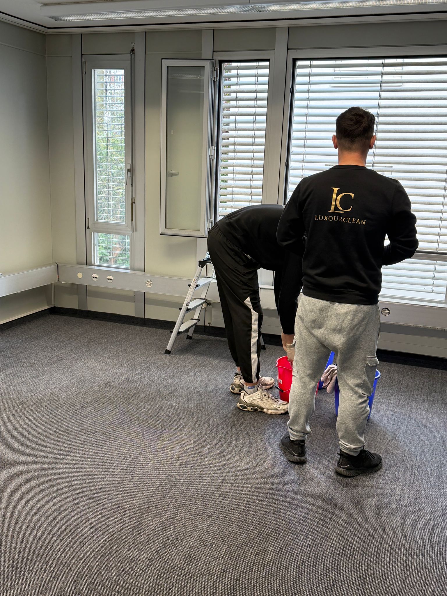 LUXOURCLEAN Team bei der Fensterreinigung